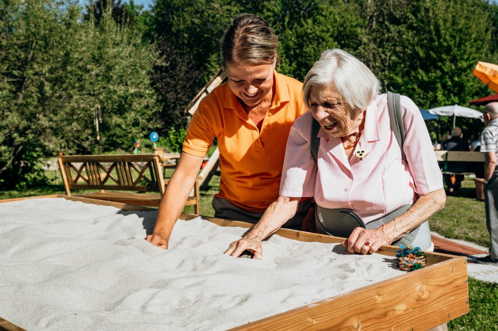 Auch der Körperkontakt mit Sand kann Gefühle in den Menschen auslösen.