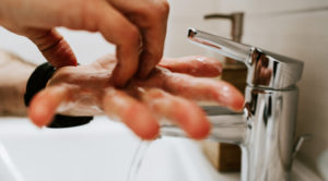 Gründliches Händewaschen beinhaltet auch das Waschen der Fingerkuppen.