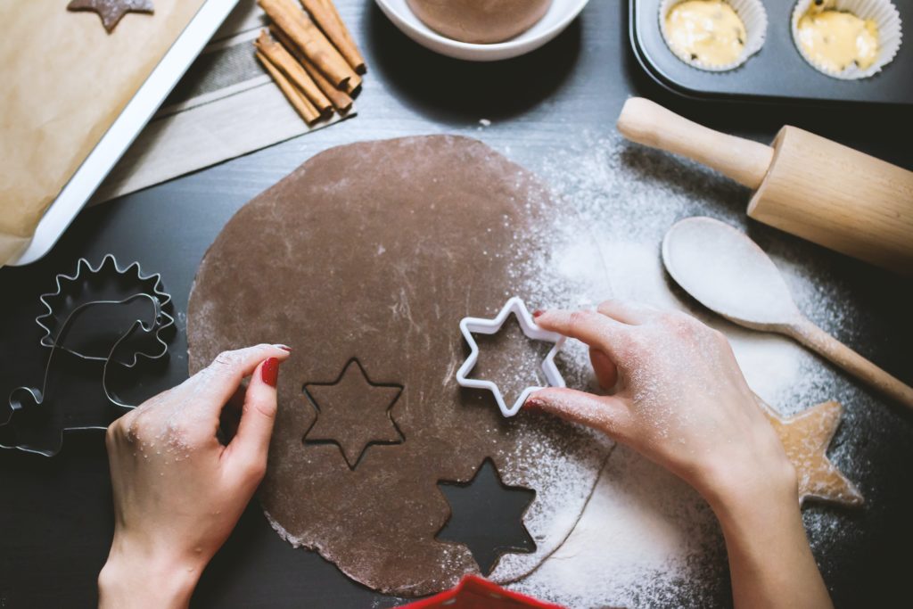 Backen und andere leichte Haushaltstätigkeiten können sinnvolle Beschäftigungen für Menschen mit Demenz bleiben.