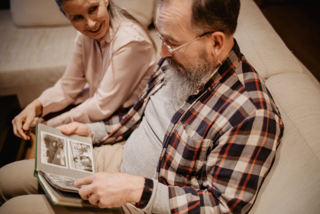 Ein altes Foto, ein geliebtes Buch – in (gemeinsamen) Erinnerungen zu schwelgen ist eine schöne und wohltuende Beschäftigung – sowohl für Demenzbetroffene als auch deren Angehörige