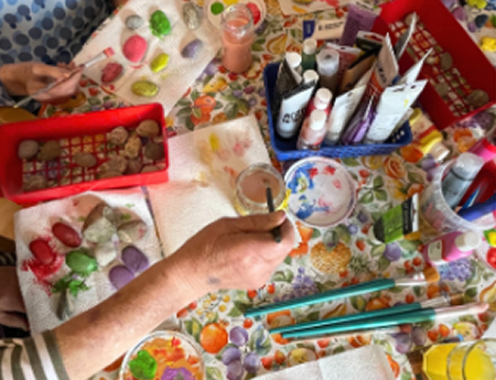 Farben und Pinsel auf einem Tisch