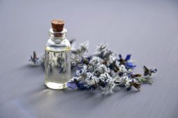 Beruhigende Öle: Lavendel, Sandelholz & Patchouli.